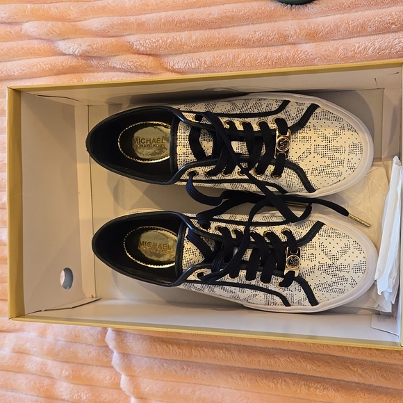 Michael Kors Boerum White/Navy Sz 6.5 M NWT - Picture 6 of 7